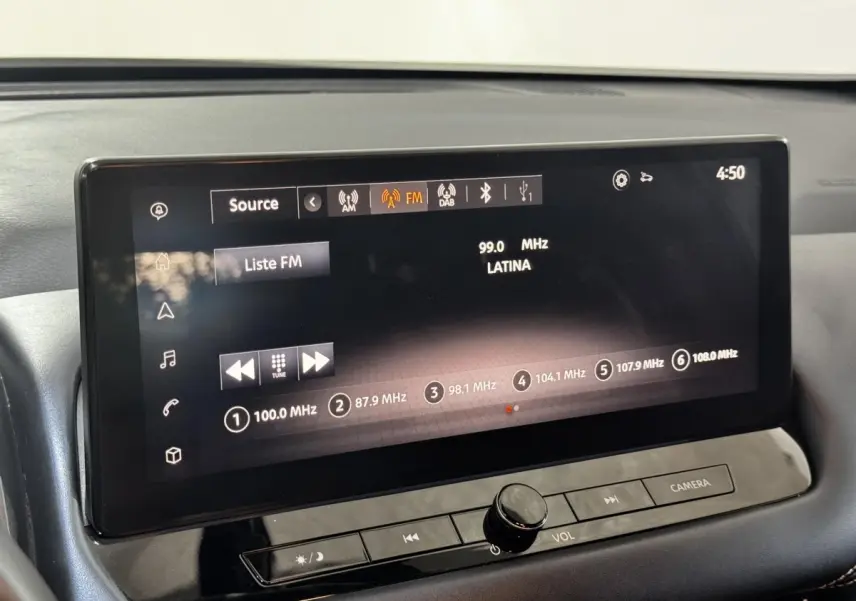 Écran tactile central du tableau de bord du Nissan Qashqai e-Power 190 Tekna BVA affichant la radio FM.