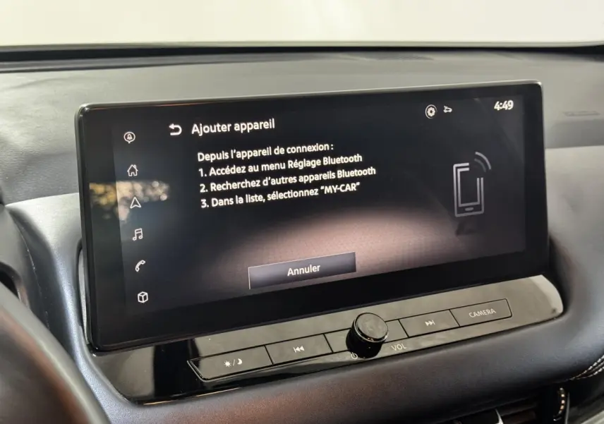 Écran tactile central du tableau de bord du Nissan Qashqai e-Power 190 Tekna BVA 2023 affichant les instructions Bluetooth.