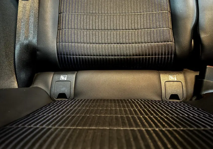 Gros plan sur la banquette arrière noire du Nissan Qashqai e-Power 190 Tekna 2023 avec fixation Isofix visible.