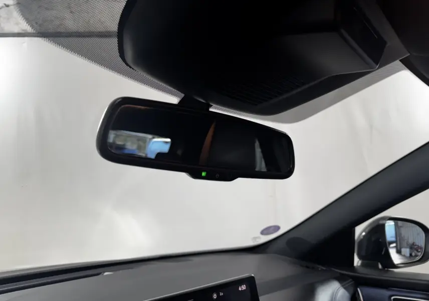 Vue intérieure du rétroviseur central et tableau de bord noir du Nissan Qashqai e-Power 190 Tekna BVA 2023.