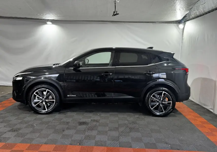 Nissan Qashqai e-Power 190 Tekna noir, vue profil côté gauche, jantes alliage et logo e-Power visibles.