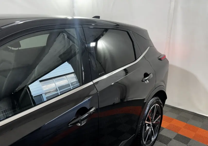 Vue 3/4 arrière côté droit du Nissan Qashqai e-Power 190 Tekna BVA noir, avec jantes alliage et vitres teintées.