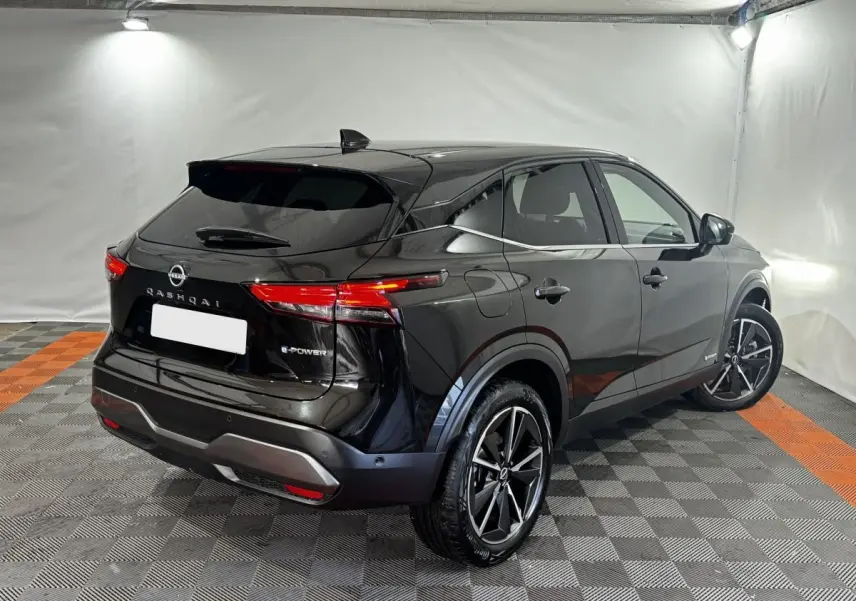 Vue 3/4 arrière droite du Nissan Qashqai e-Power noir 2023 avec feux LED et jantes alliage distinctives.