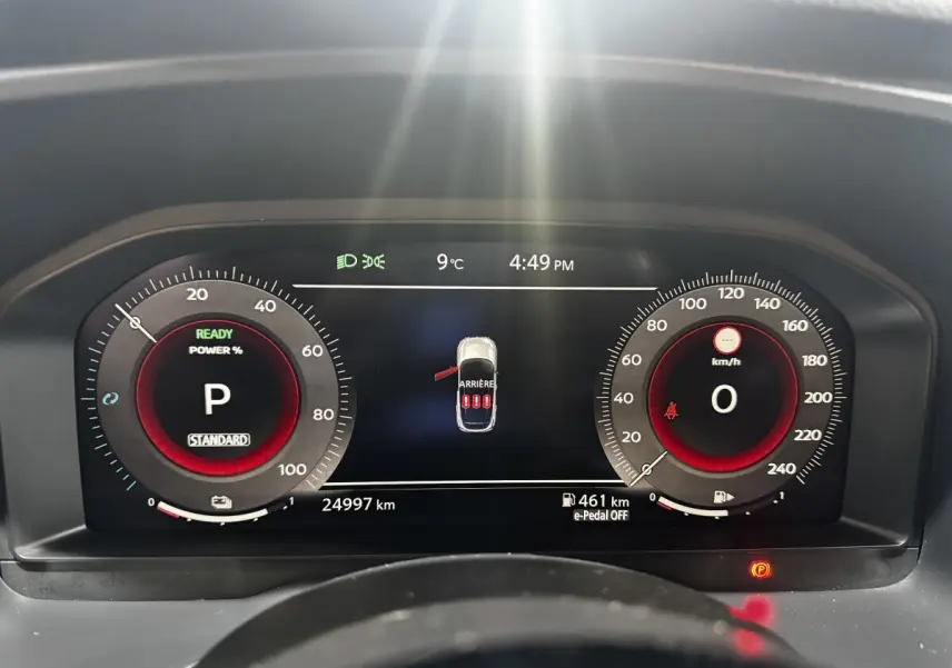 Affichage numérique du combiné d'instruments du Nissan Qashqai e-Power 190 Tekna, avec vitesse et indicateurs visibles.