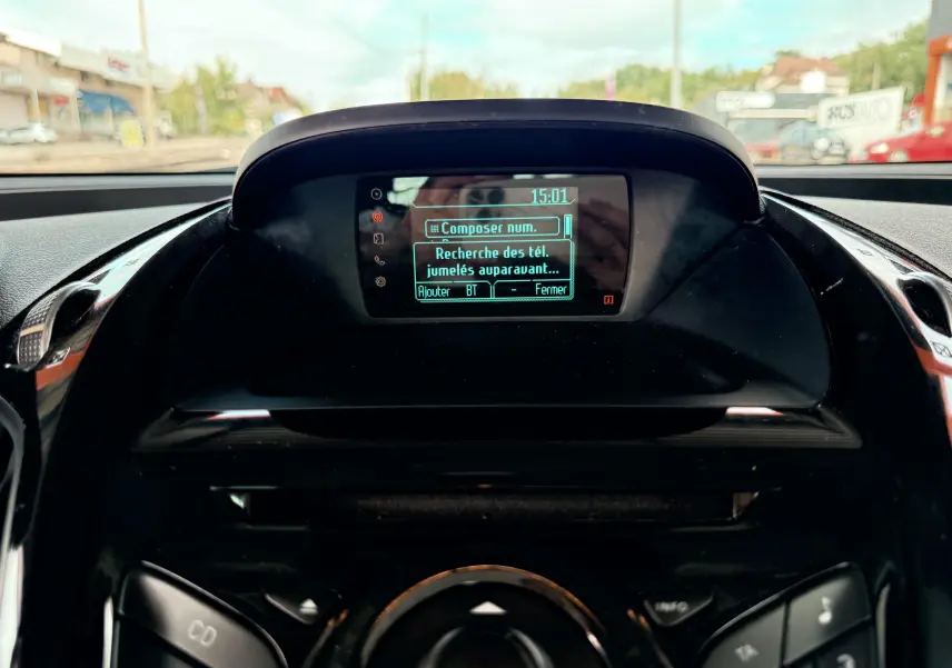 Écran central du tableau de bord d'une Ford B-MAX 2014, affichant la recherche de téléphones jumelés, intérieur noir brillant.