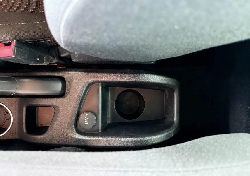 Prise 12V et rangement central entre les sièges avant d'une Ford B-MAX blanc, intérieur tissu gris.