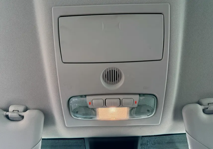 Plafonnier intérieur gris clair avec éclairage allumé et boutons de commande dans un Ford B-MAX blanc de 2014.