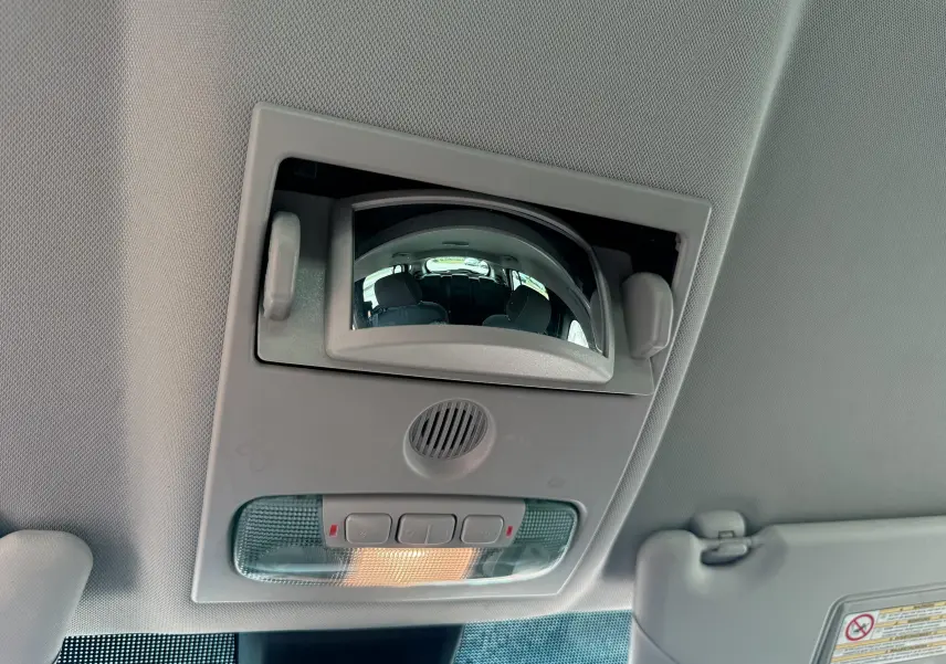 Miroir de surveillance enfant intégré au plafonnier intérieur gris du Ford B-MAX blanc, avec éclairage et commandes.