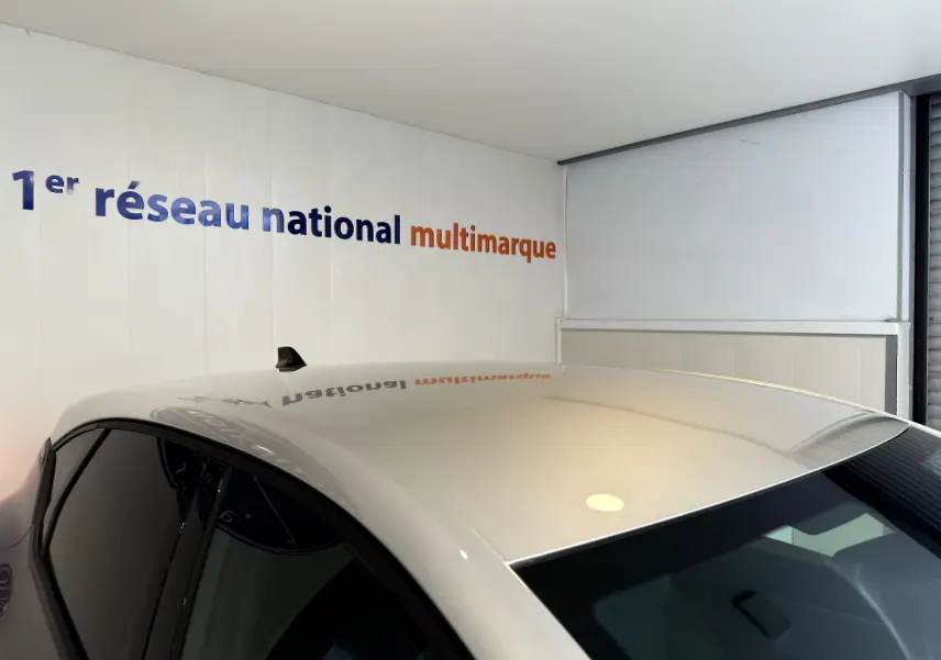 Toit gris clair du Renault Captur 2025 en hybride, vue plongeante sur le côté gauche avant du véhicule.