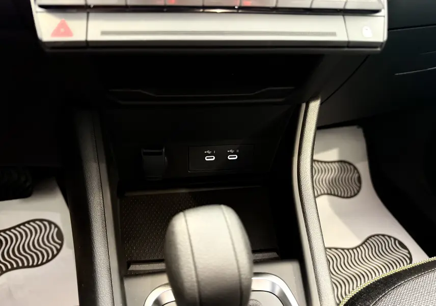 Gros plan sur la console centrale du Renault Captur 2025, montrant le levier de vitesse automatique et deux ports USB.