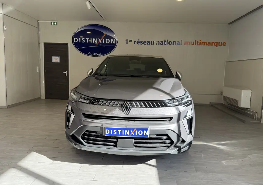 Vue de face du Renault Captur 1.6 E-TECH Full Hybrid gris Cassiopée métal avec calandre et phares LED distinctifs.