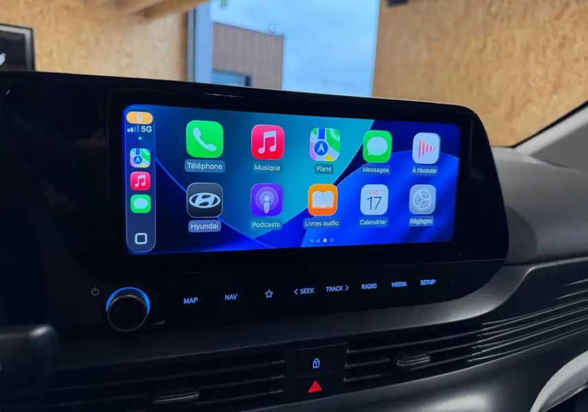 Écran tactile couleur 10,25'' affichant Apple CarPlay dans l'habitacle du Hyundai Bayon 2025.