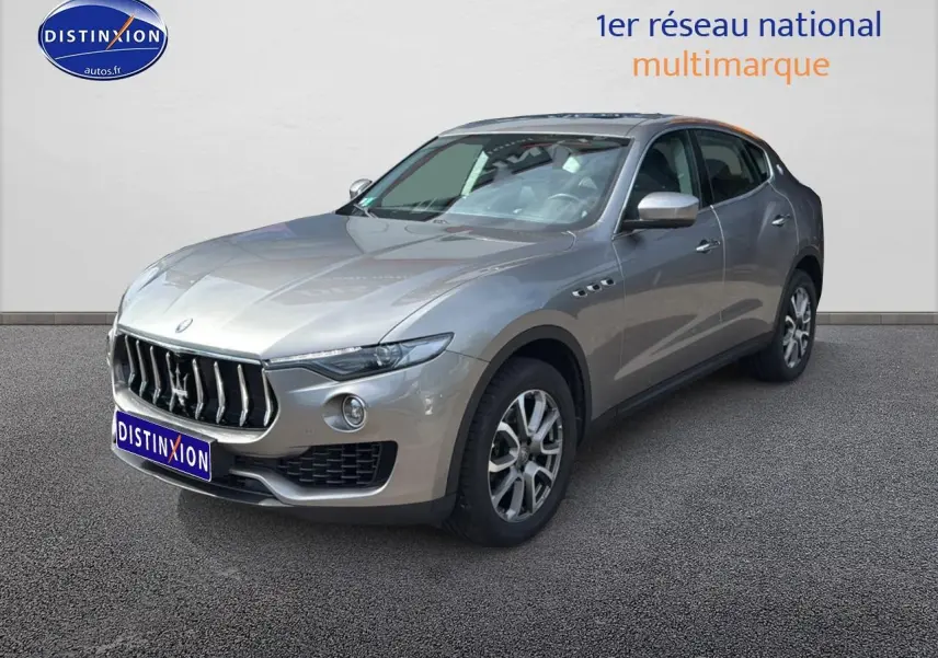 Maserati Levante gris en 3/4 avant droit, mettant en valeur sa calandre chromée et ses jantes alu distinctives.