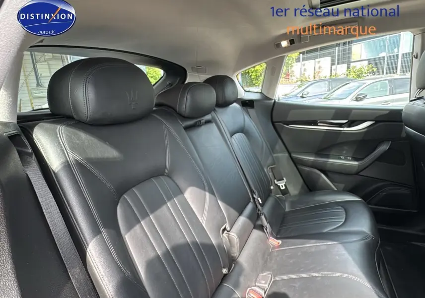 Vue intérieure côté droit montrant les sièges arrière en cuir noir du Maserati Levante gris 2017.