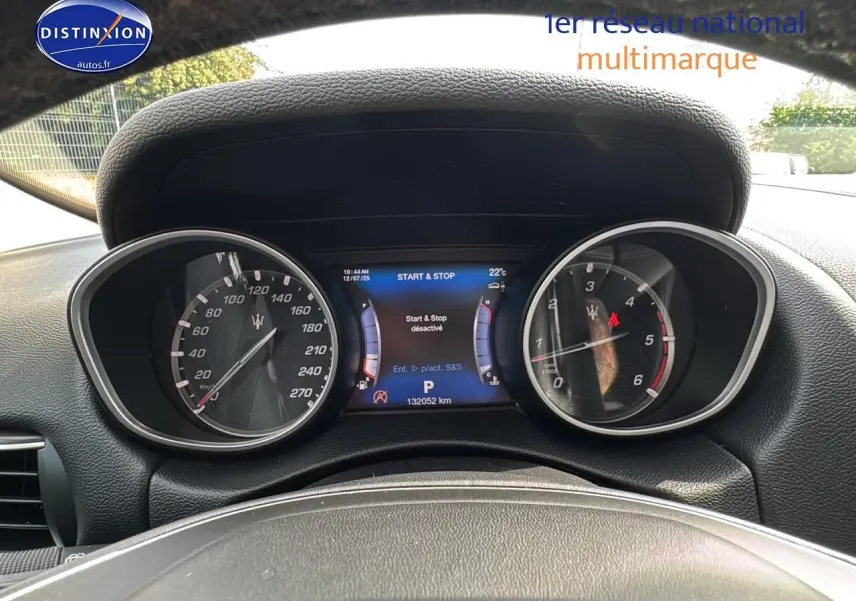 Vue rapprochée du tableau de bord noir de la Maserati Levante gris, affichant compteurs et écran digital central.