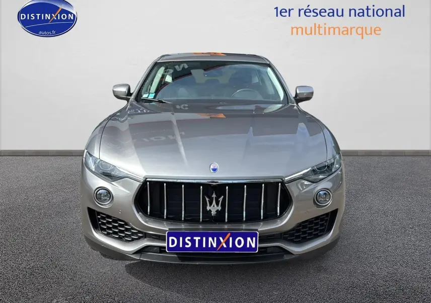 Vue frontale d'un Maserati Levante gris avec calandre chromée et logo trident bien visible.
