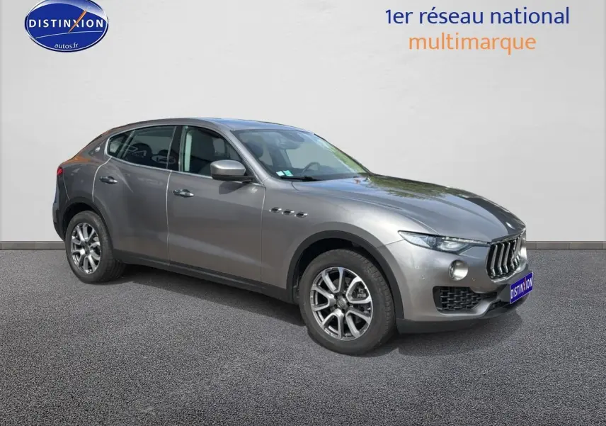 Maserati Levante gris en vue 3/4 avant droit, mettant en valeur sa calandre chromée et ses jantes alu.
