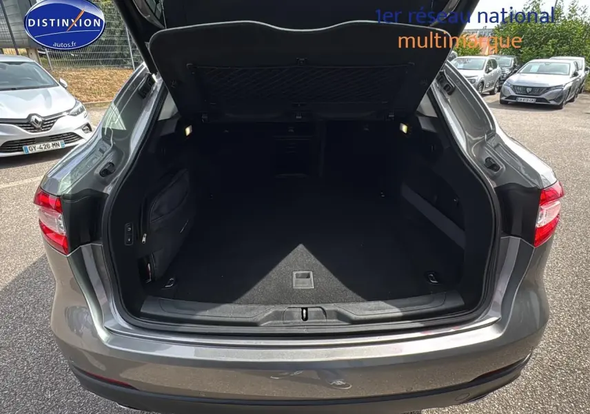 Coffre ouvert vu de l'arrière d'un Maserati Levante gris 3.0 V6 275 Granlusso, avec feux arrière visibles.
