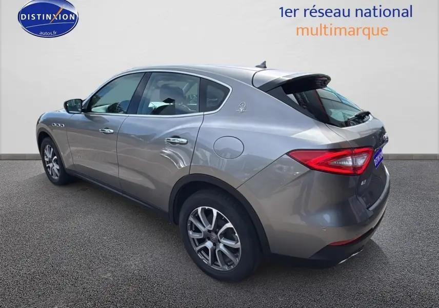 Vue 3/4 arrière droite d’un Maserati Levante gris métallisé avec jantes alu et feux arrière LED.