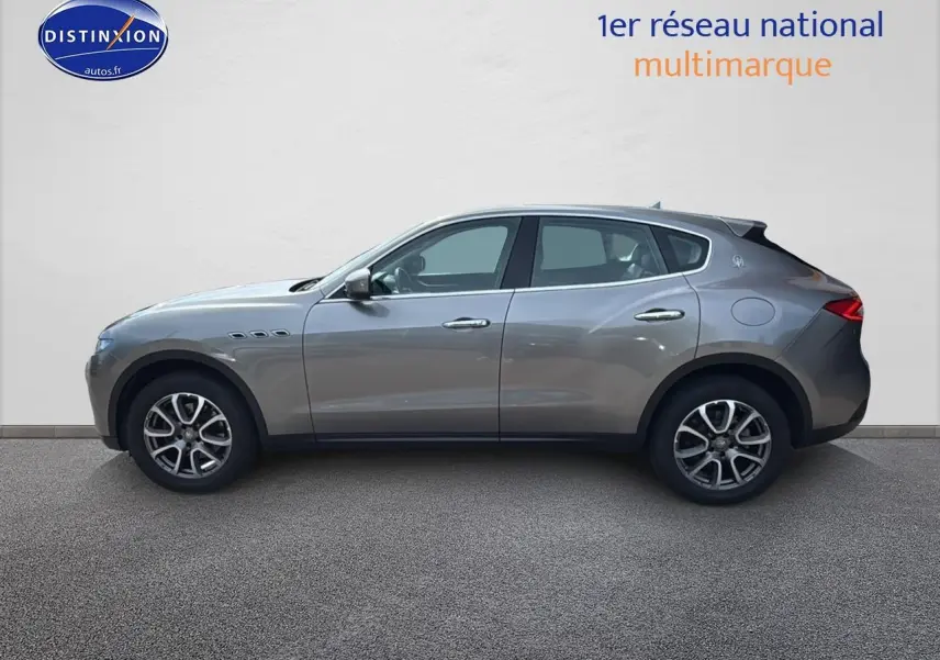 Profil côté gauche d'un Maserati Levante gris 2017 avec jantes alu et lignes élégantes.