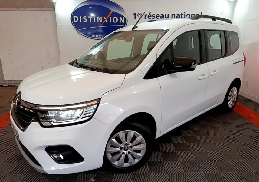 Vue 3/4 avant d'un Renault Kangoo blanc 2022 version Équilibre, avec feux LED et rétroviseurs noirs.