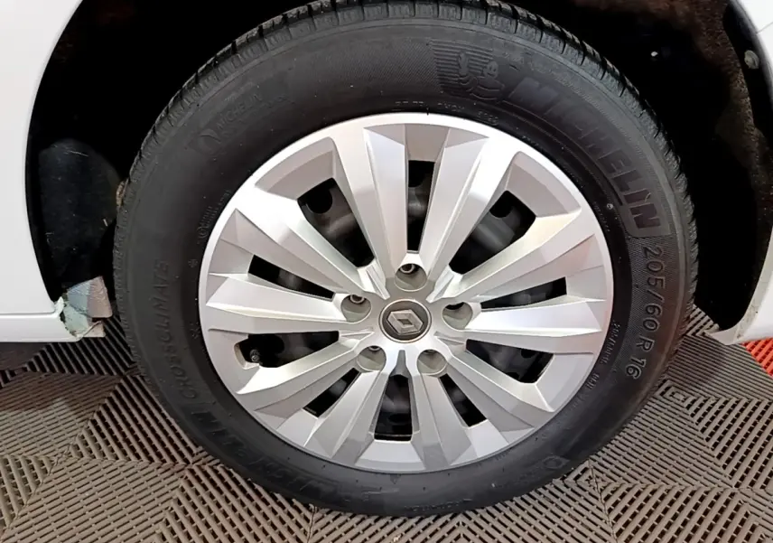 Gros plan sur la roue avant droite blanche d’un Renault Kangoo 2022 avec jante argentée et pneu Michelin.