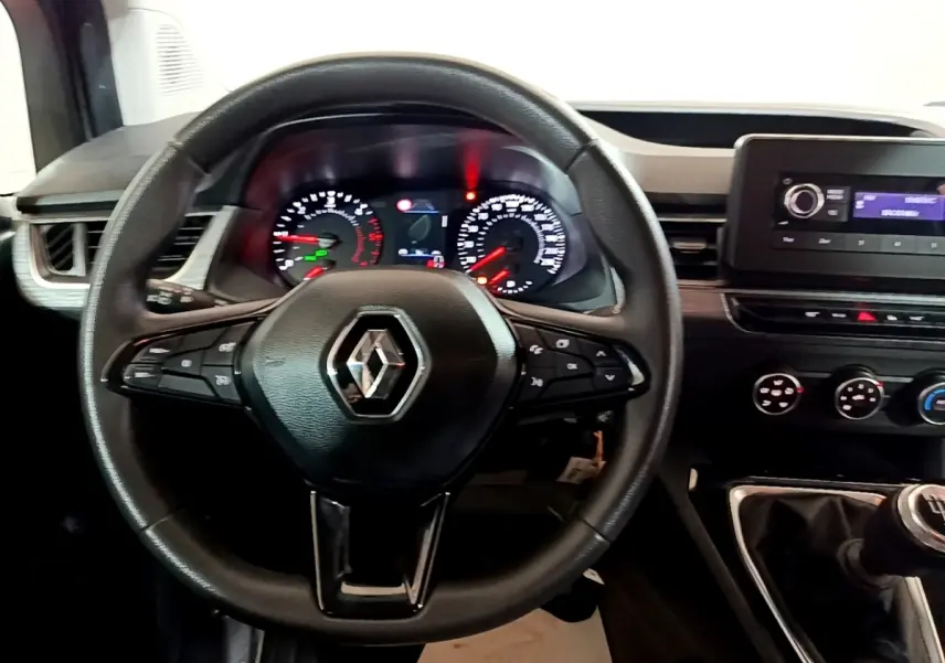 Vue intérieure centrée sur le volant noir Renault KANGOO 2022 avec tableau de bord et écran tactile visibles.