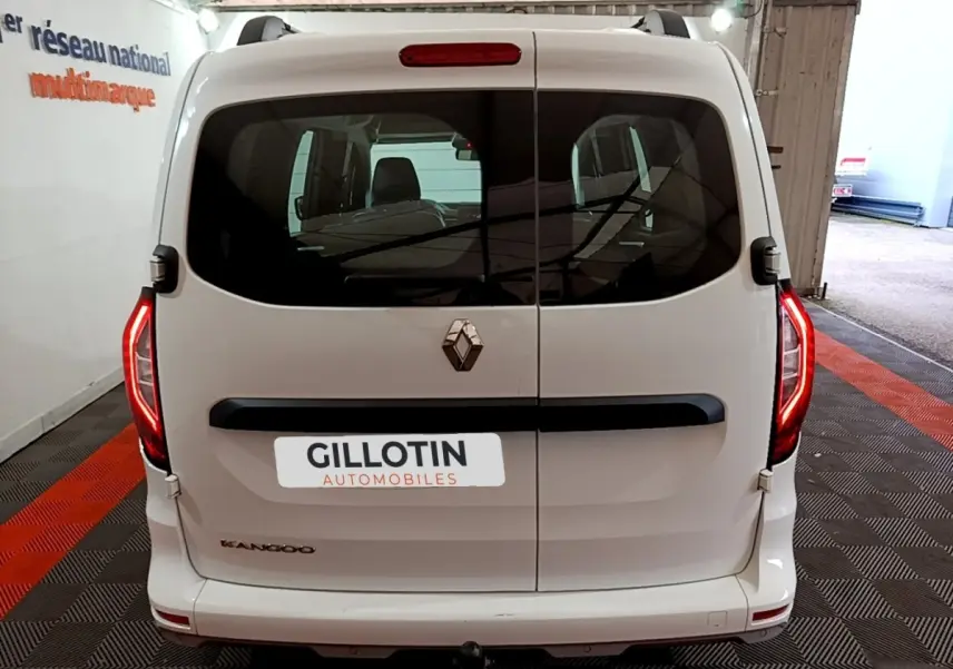 Vue arrière du Renault Kangoo blanc, version Equilibre, avec feux LED allumés dans un garage.