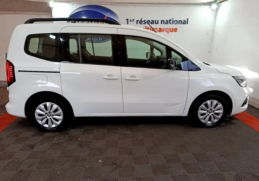 Profil droit d’un Renault Kangoo blanc 2022, version Équilibre, avec vitres arrière teintées et jantes alliage.
