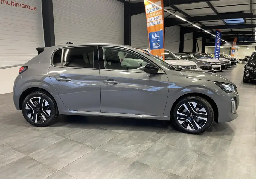 Peugeot 208 gris selenium vue de profil côté gauche, avec jantes alliage bi-tons et rétroviseurs noirs brillants.