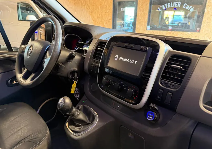 Vue intérieure côté conducteur du Renault Trafic Fourgon 2017, avec tableau de bord noir et écran tactile Renault.
