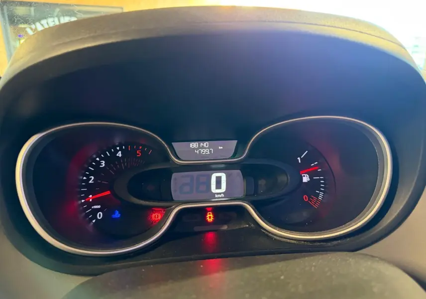 Vue rapprochée du tableau de bord digital du Renault Trafic blanc, affichant 0 km/h et jauge de carburant visible.