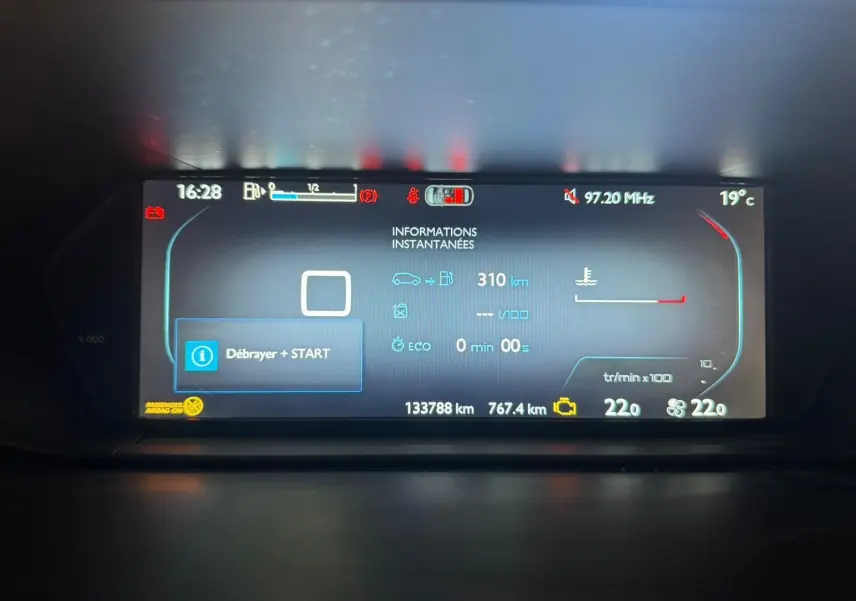 Tableau de bord numérique de Citroën C4 Picasso 2016 affichant informations de conduite et alertes à l'arrêt.
