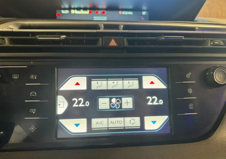 Écran tactile de la climatisation automatique de la Citroën C4 Picasso 2016, affichage digital en intérieur.