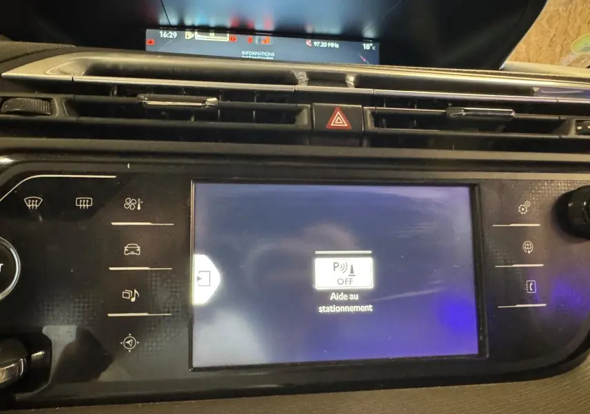 Écran central de la console de la Citroën C4 Picasso 2016 affichant l'aide au stationnement désactivée.