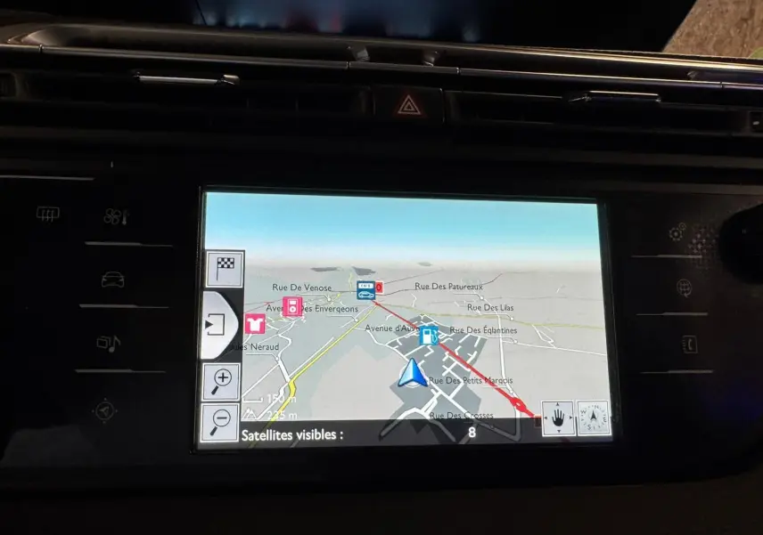 Écran GPS en gros plan dans l’habitacle de la Citroën C4 Picasso gris, affichant une carte routière détaillée.