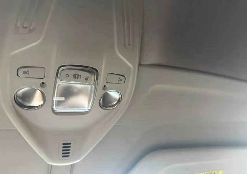 Vue intérieure en gros plan du plafonnier gris clair avec commandes d’éclairage de la Citroën C4 Picasso 2016.