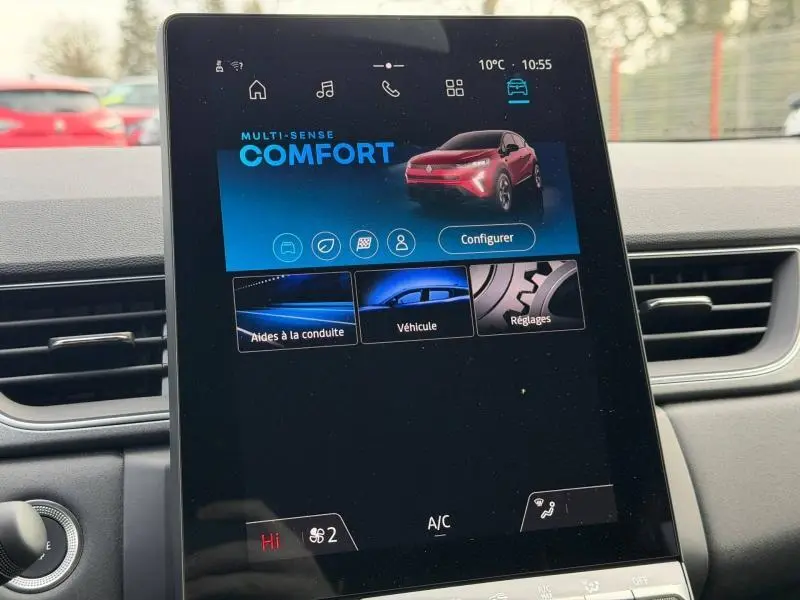 Écran tactile central affichant le mode Multi-Sense Comfort avec une image du Renault Captur Rouge Flamme en vue latérale droite.