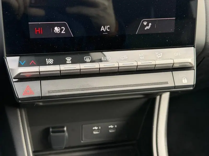 Détail de la console centrale du Renault Captur 2025 avec commandes climatisation et écran tactile.