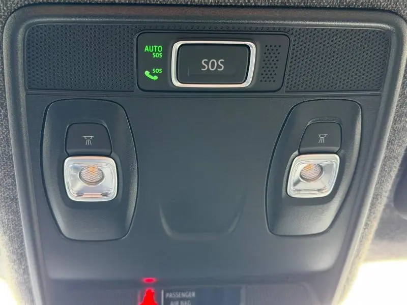 Vue en gros plan du plafonnier intérieur avec bouton SOS et éclairages sur Renault Captur Rouge Flamme 2025.
