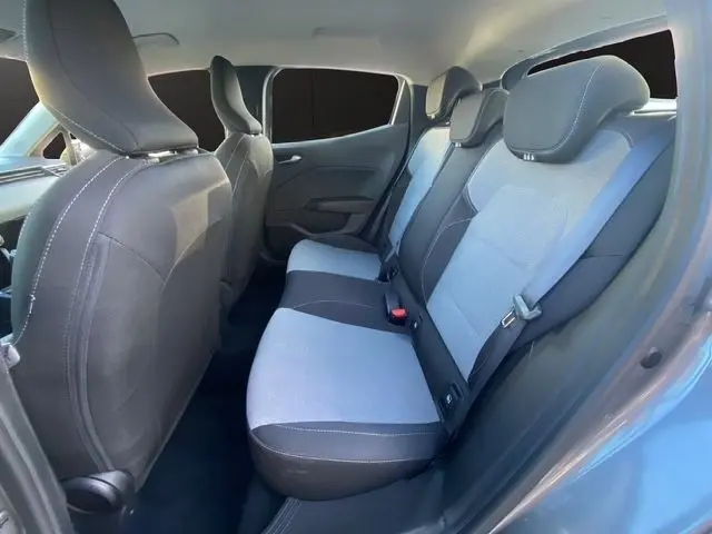 Vue intérieure côté droit montrant la banquette arrière bi-ton gris clair et foncé de la Renault Clio Evolution Blue dCi 100 2025.