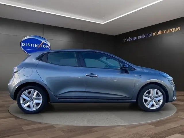 Profil côté droit de la Renault Clio Evolution Blue dCi 100 gris foncé, avec jantes alliage et lignes épurées visibles.