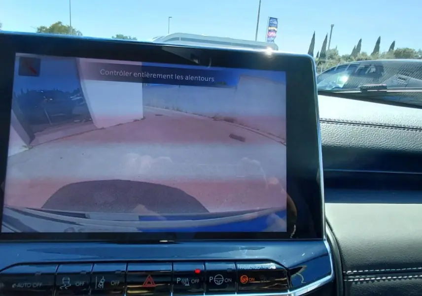 Écran tactile intérieur affichant la caméra de recul du Jeep Compass noir, vue depuis le tableau de bord.