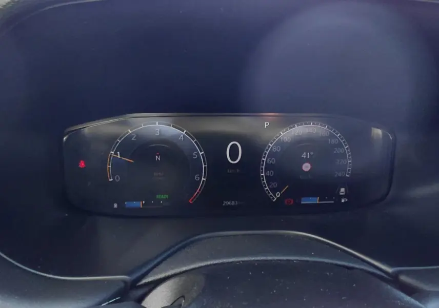 Vue rapprochée du tableau de bord numérique noir du Jeep Compass 2025 affichant la vitesse à 0 km/h et le régime moteur.