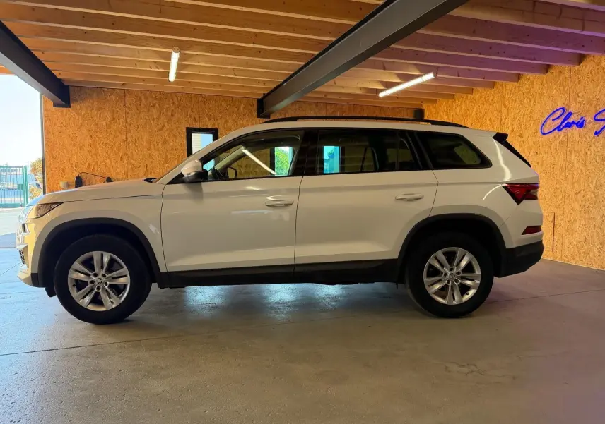 Vue intérieure du tableau de bord noir du Skoda Kodiaq 2023, avec écran tactile central et commandes de climatisation.