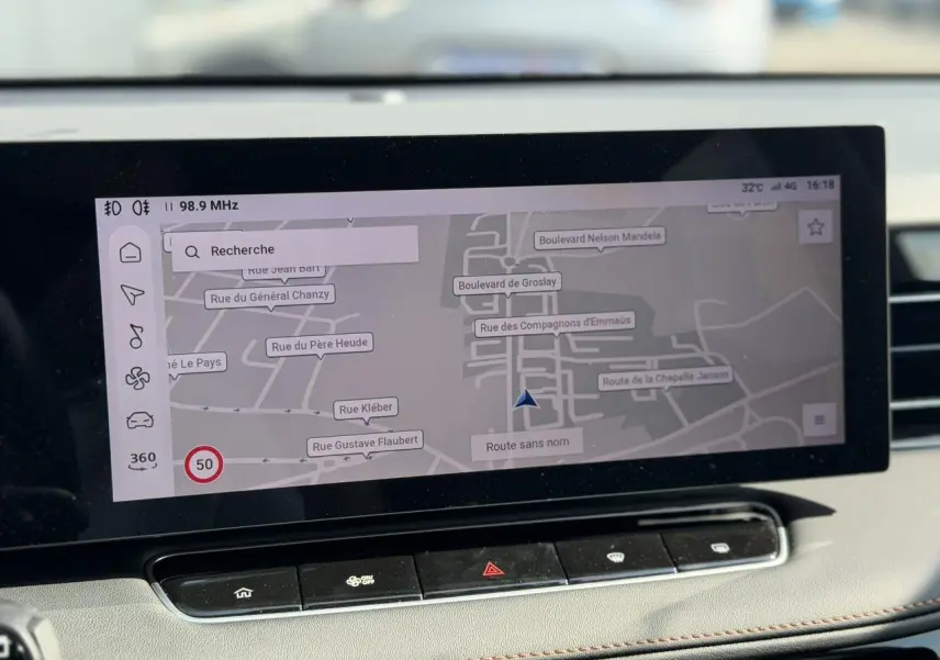 Écran tactile 12,3 pouces du tableau de bord du MG Motor EHS gris, affichant la navigation GPS.