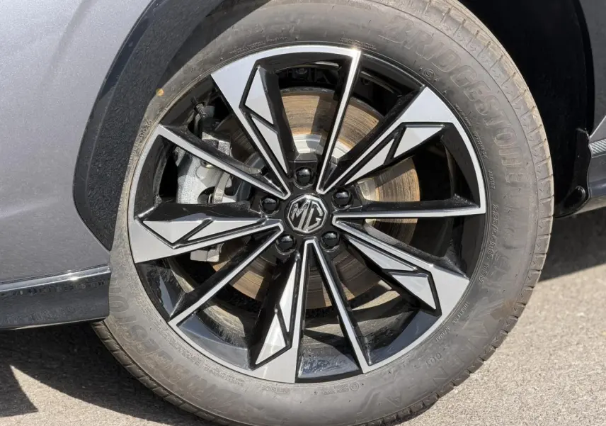 Gros plan sur la jante alliage 19'' noire et argentée du MG MOTOR EHS gris, côté droit avant.