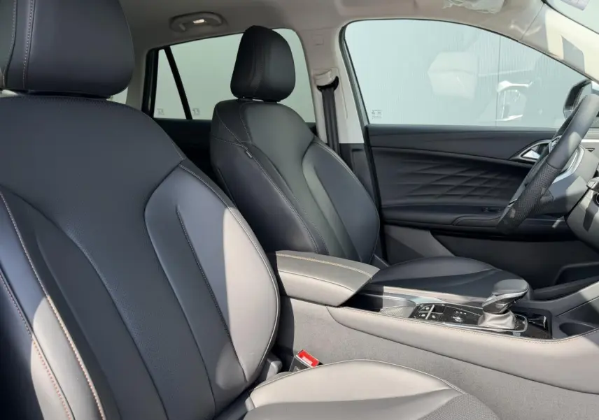 Intérieur noir du MG Motor EHS 1.5 Hybrid+ 224 Luxury vu côté droit, avec sièges simili cuir et accoudoir central.