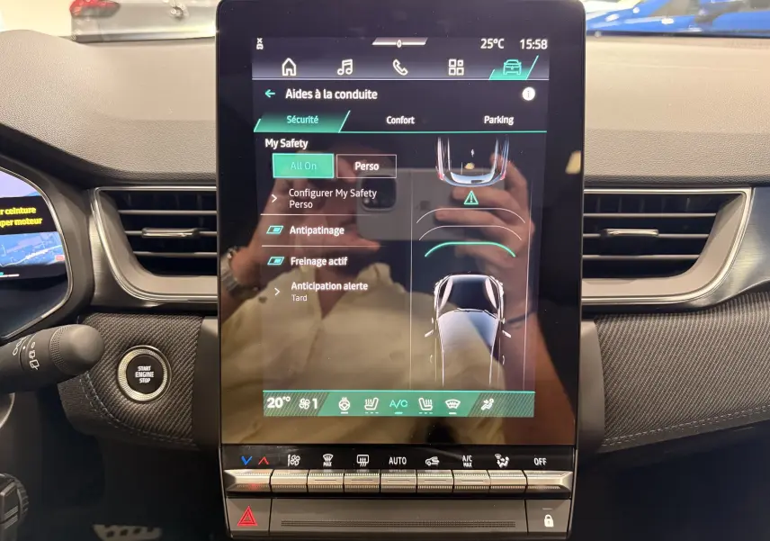 Vue rapprochée de l’écran tactile central du tableau de bord du Renault Symbioz E-Tech 2026, affichant les aides à la conduite.