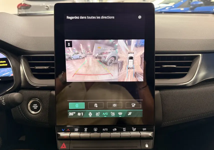 Écran central tactile du Renault Symbioz 2026 montrant la caméra de recul et la vue à 360° intérieure.